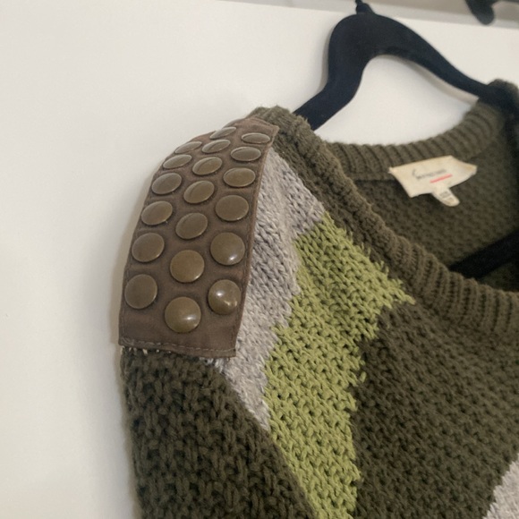 ⚫️ two by Vince Camuto ⚫️ army print sweater w/ metal detail shoulder - size xs - Picture 2 of 2